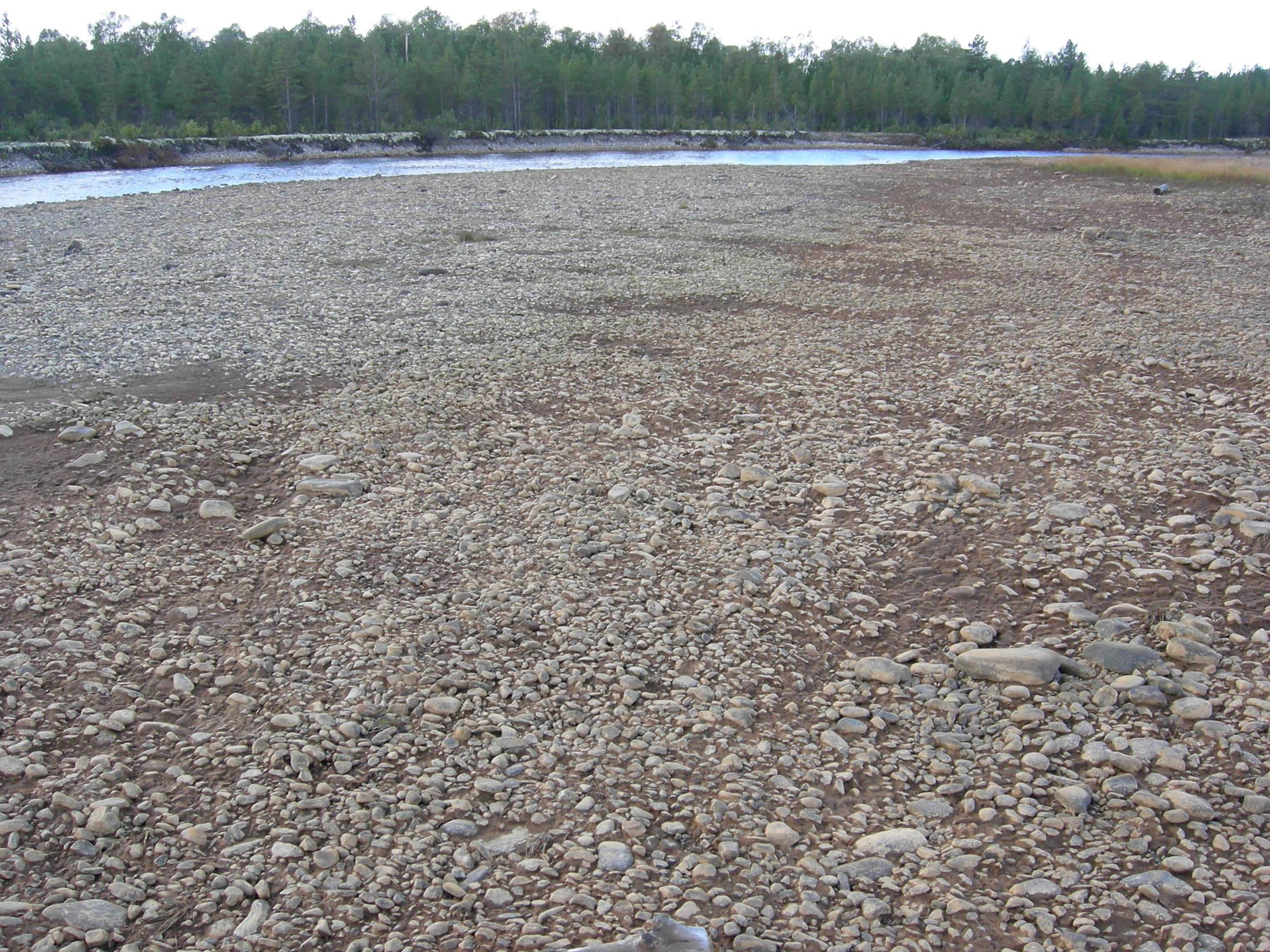 T18-C-1 åpne flomfastmarker på sand, grus og stein.