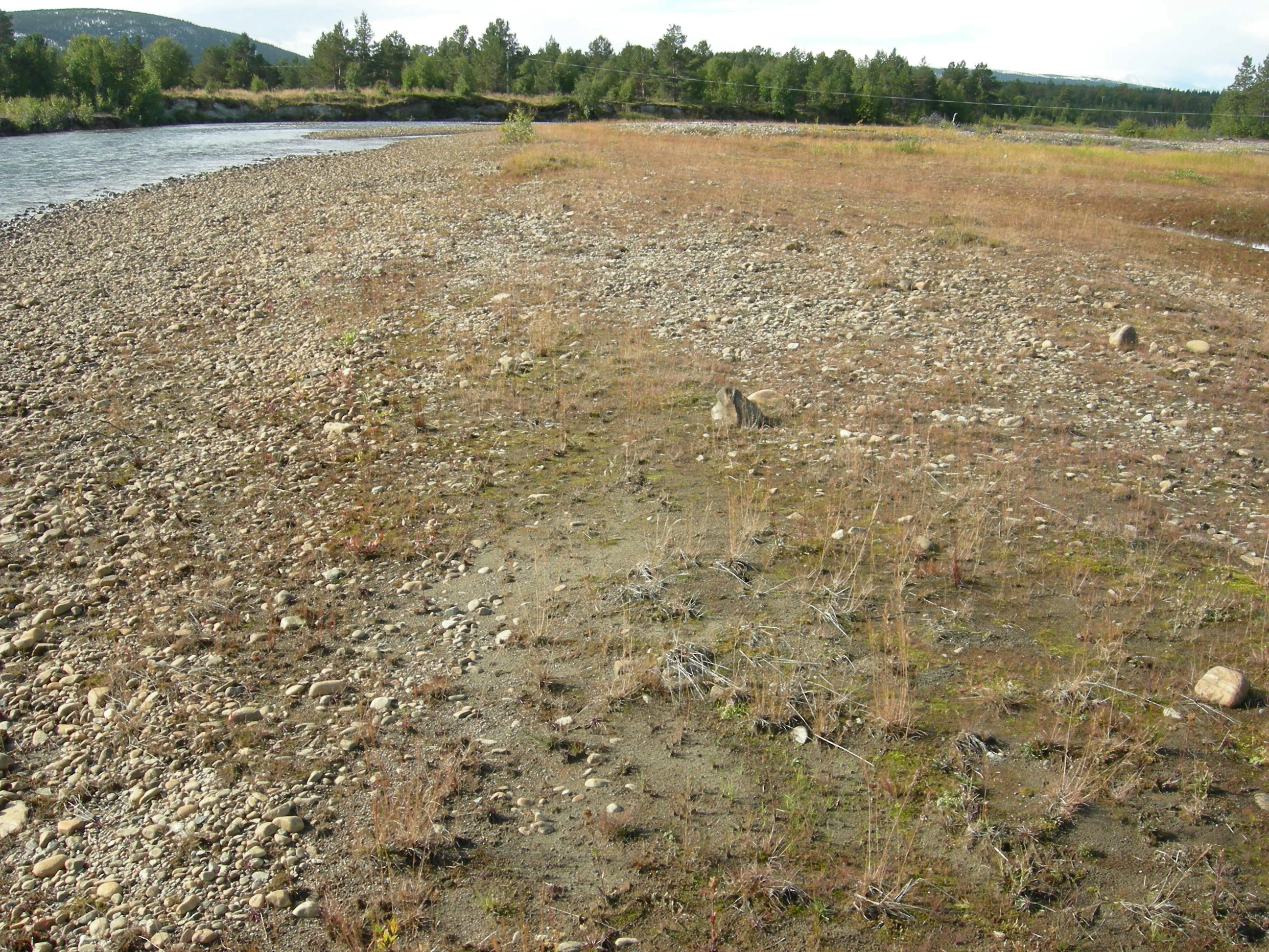 T18-C-1 åpne flomfastmarker på sand, grus og stein.